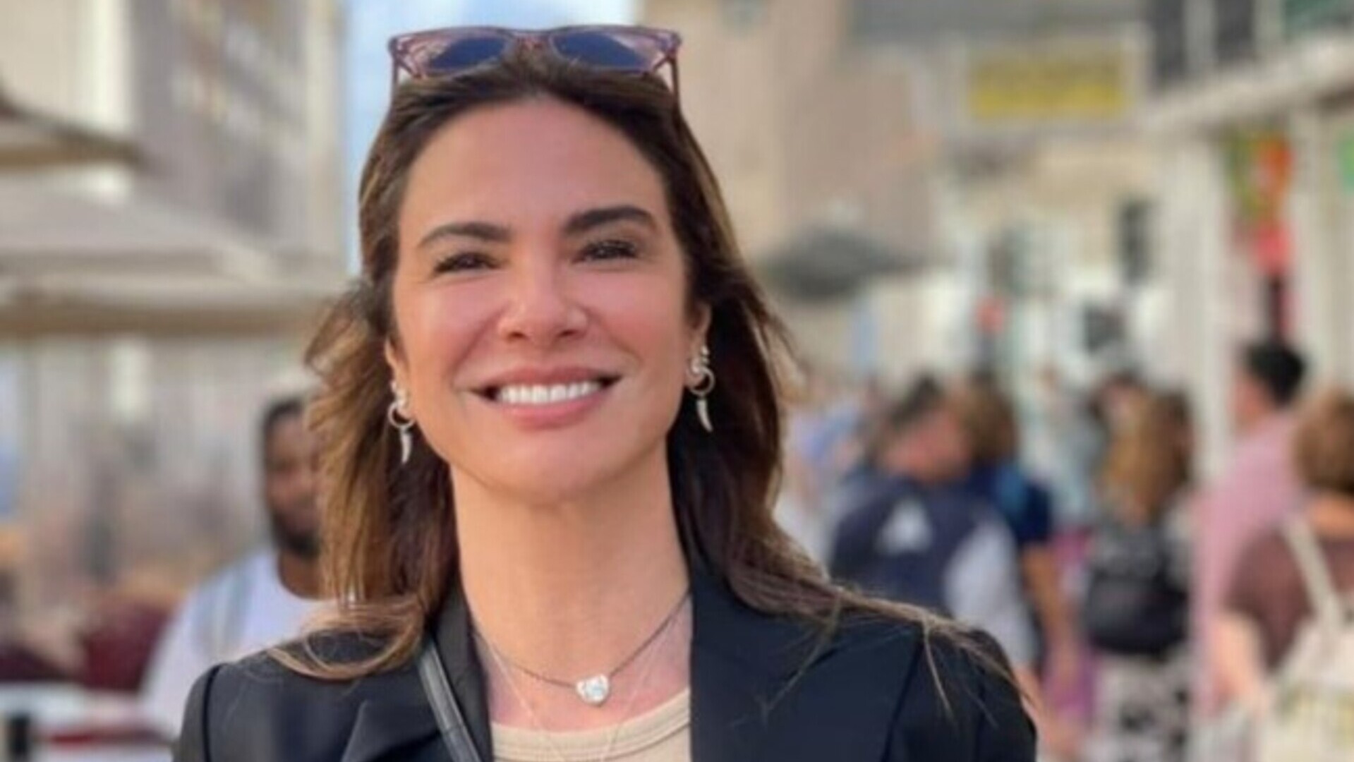 Luciana Gimenez recebe elogios dos fãs ao aparecer de barriga à mostra em viagem