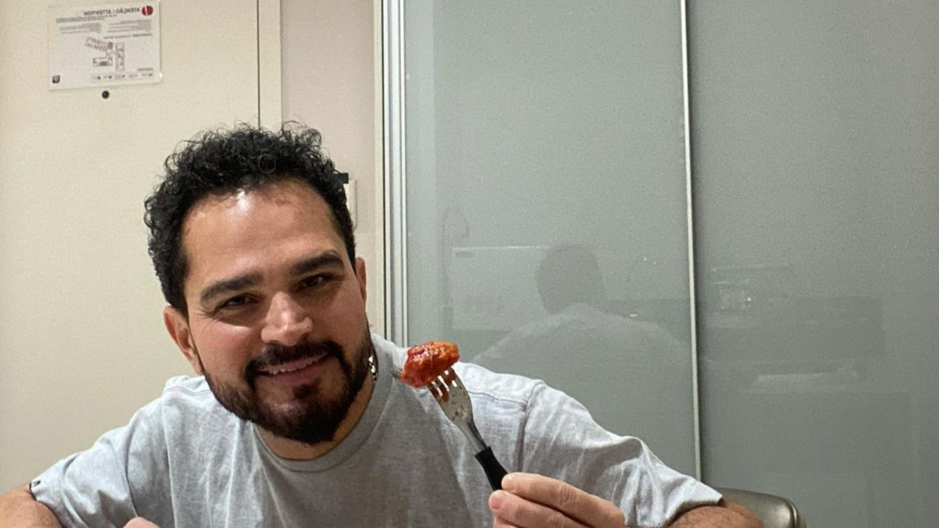 Longe de casa, Luciano Camargo mostra marmita feita pela esposa: ”Mal acostumado”