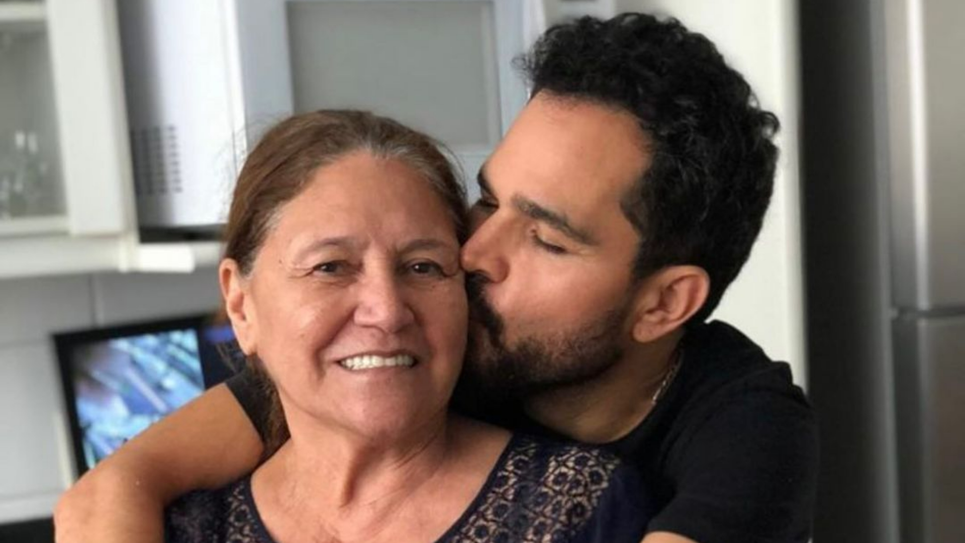 Luciano Camargo celebra aniversário da mãe com linda homenagem: ”É o dia dela!”