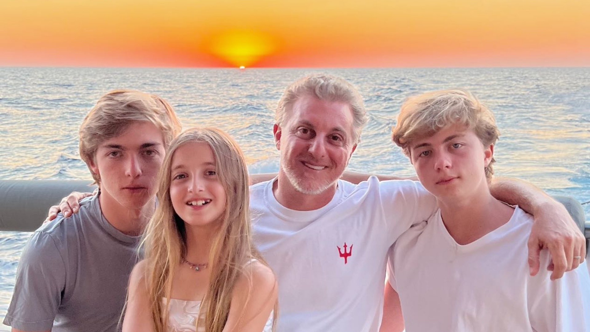 Luciano Huck posta foto rara ao lado dos três filhos e reflete: ”Maior desafio da minha vida”