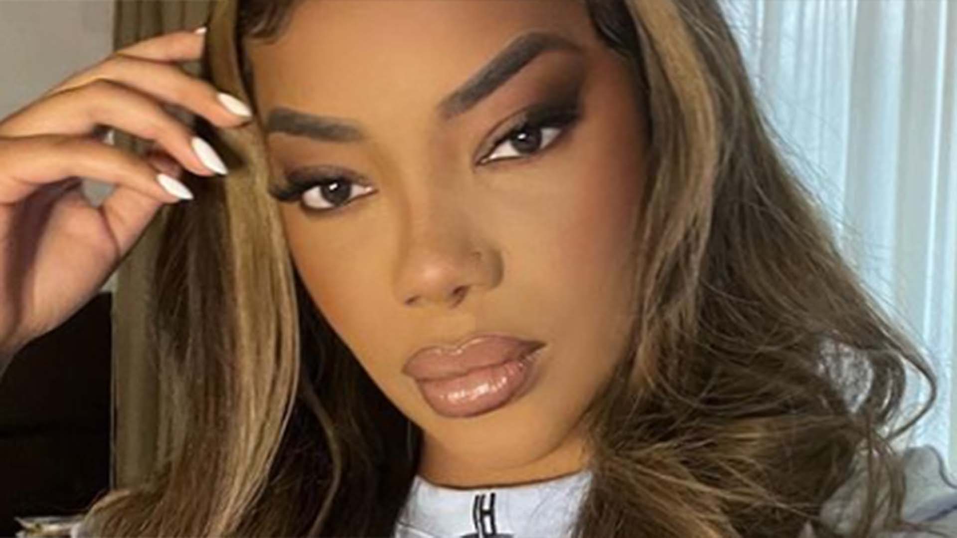 Ludmilla usa macacão justo e decotado para novo show
