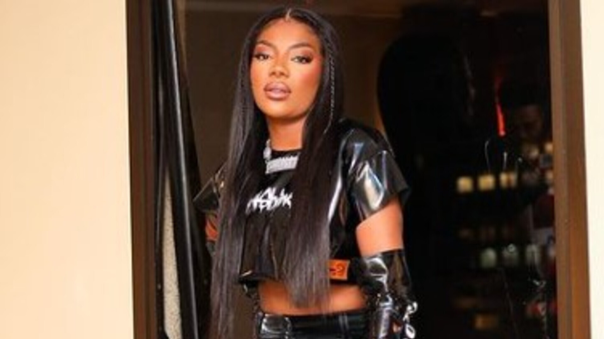 Com look all-black, Ludmilla compartilha álbum de fotos no show de Rosalía