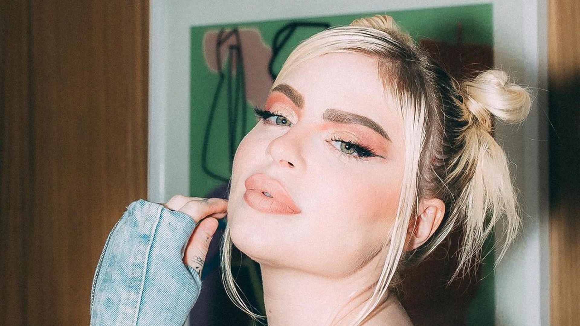 Luísa Sonza surge com conjunto jeans e exibe decote poderoso na web