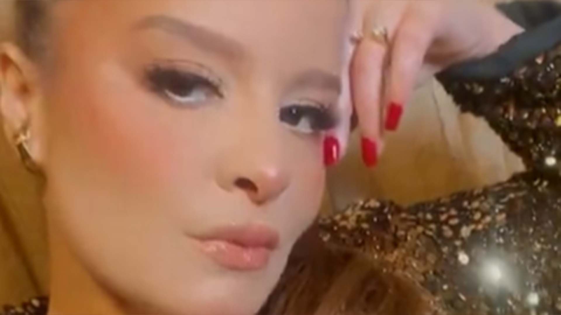 Maiara usa vestido justíssimo em novo show
