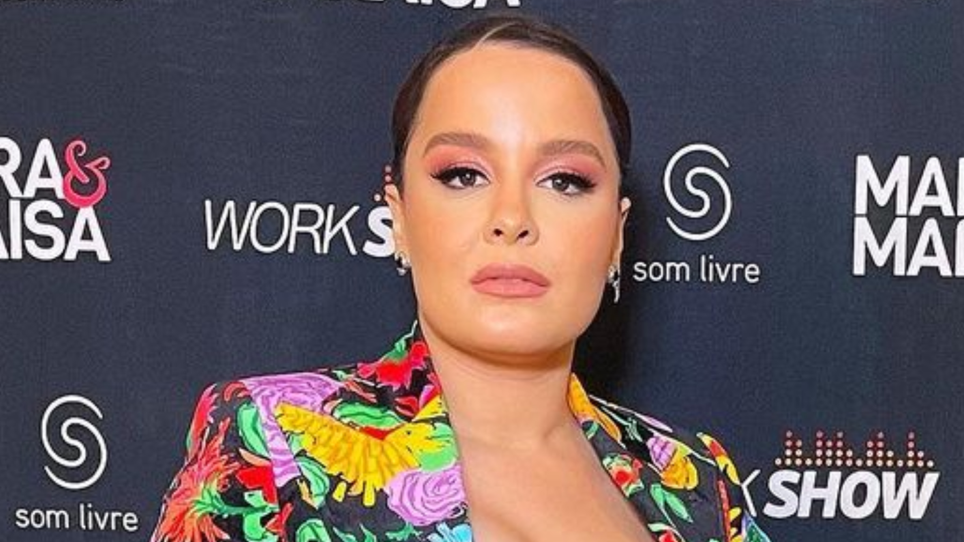 Maiara elege calça transparente e body decotado para show: ”Perfeição”