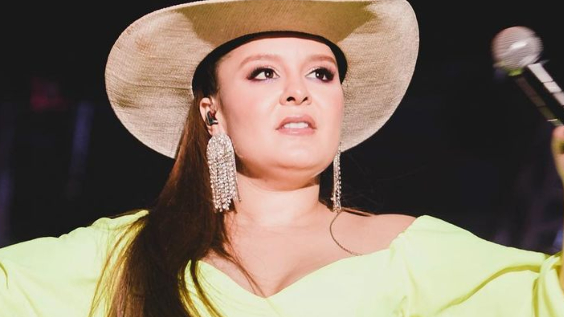 De chapéu, Maiara aposta em vestido verde justinho e arranca elogios: ”Perfeição”