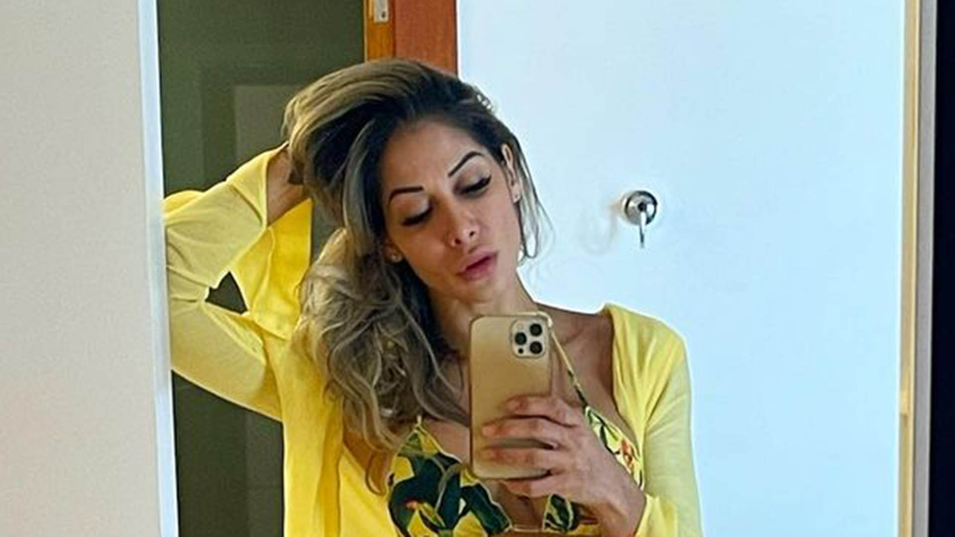Magérrima, Maíra Cardi exibe o corpo sarado em foto de biquíni
