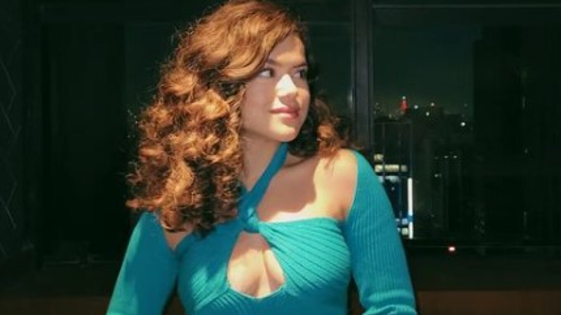 Em jantar, Maisa Silva aposta na beleza com blusa azul decotada