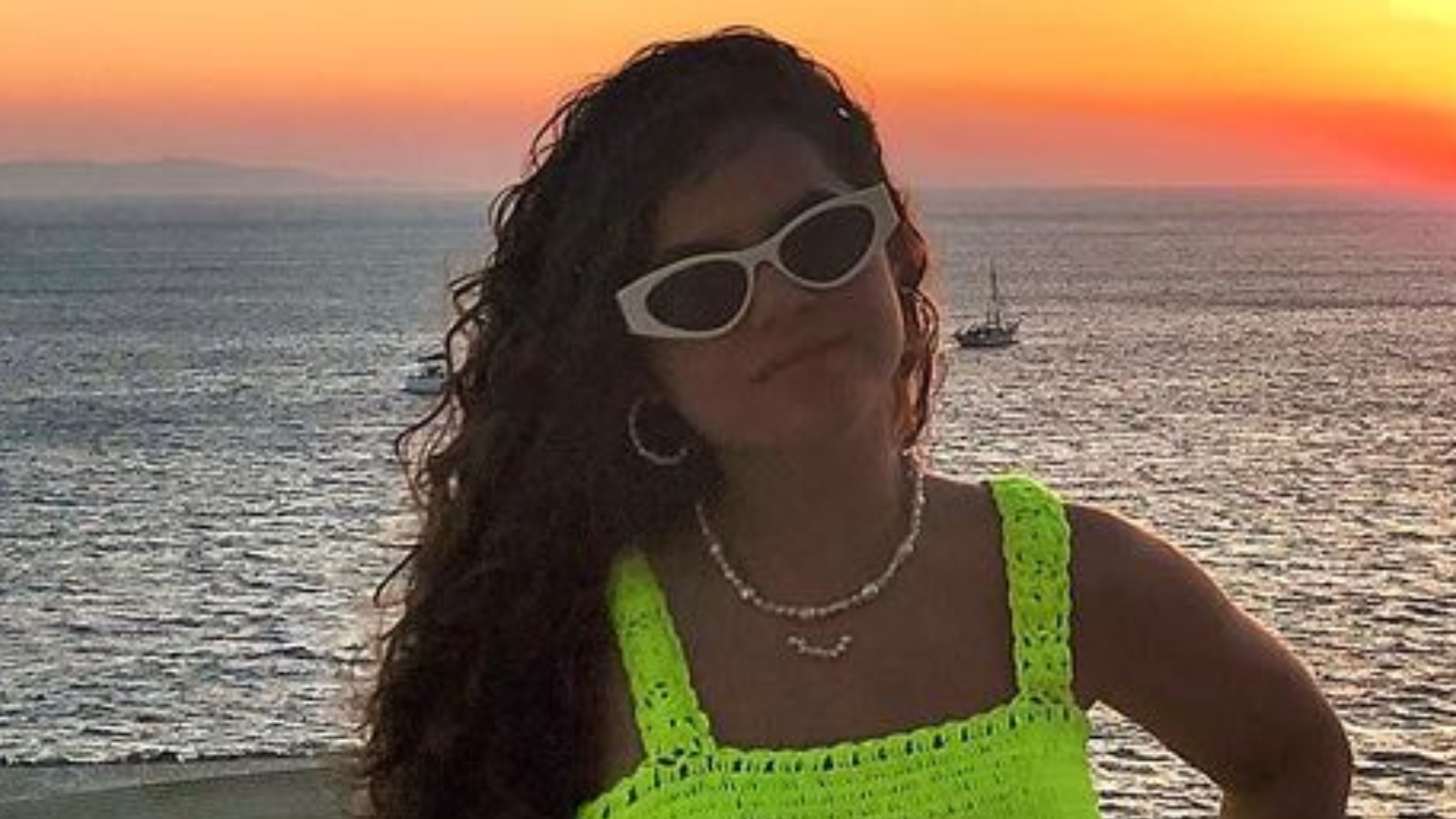Maisa elege look de tricô neon para aproveitar o pôr do sol na Grécia