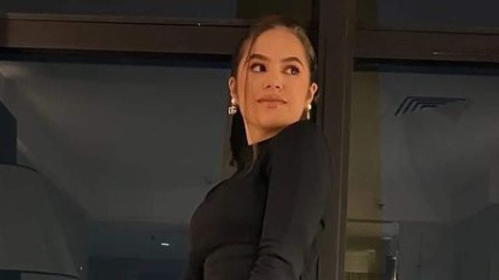 Maisa Silva deixa os fãs babando ao compartilhar look escolhido para ir ao show de Rosalía