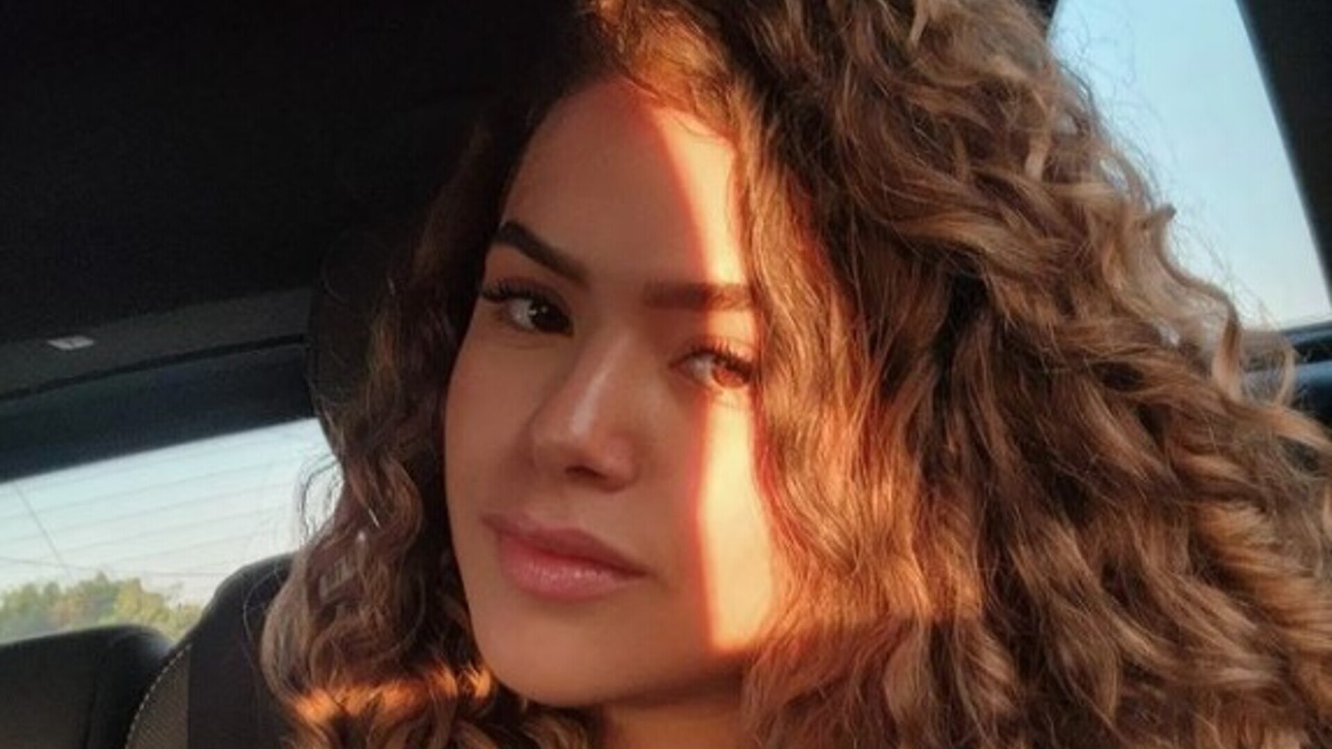 Maisa Silva esbanja beleza em selfie no carro