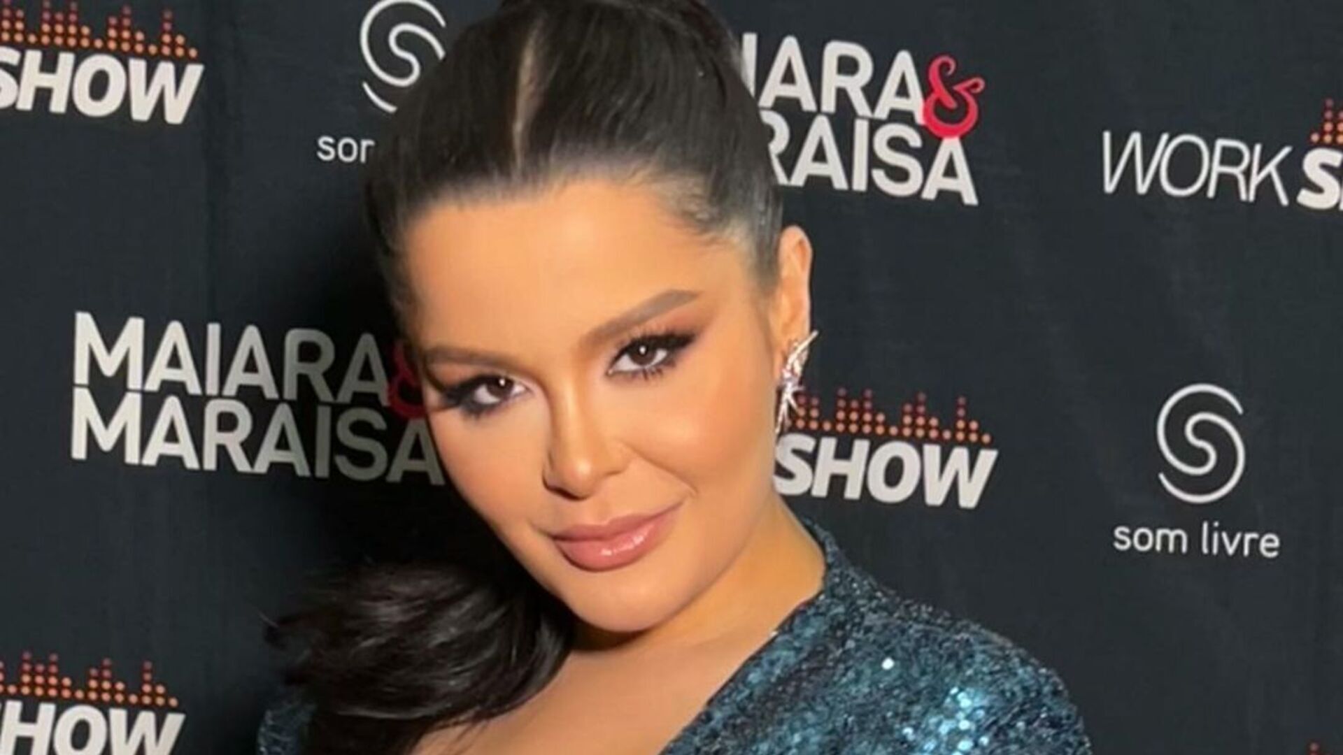 Cantora Maraisa arrasa ao deixar barriga desenhada à mostra em look brilhante