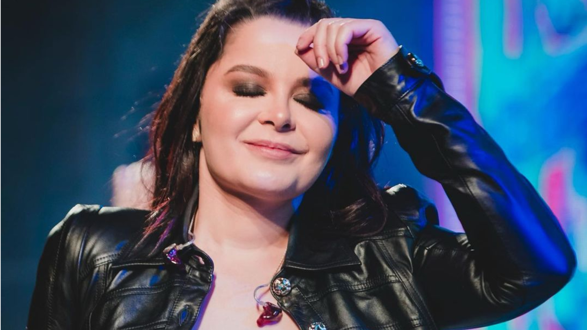 Maraisa aposta em cropped pequeno e deixa barriga toda de fora