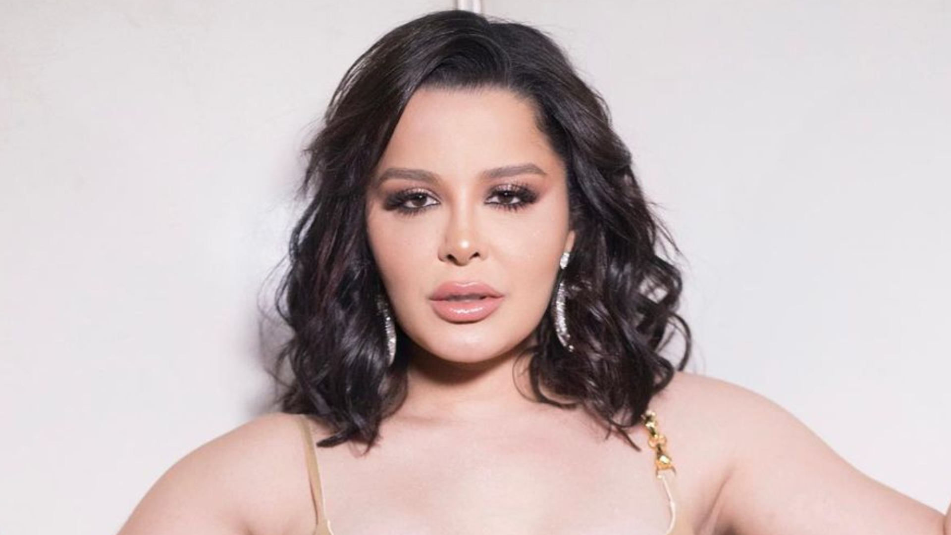 Maraisa aposta em look curtinho brilhante com decote transparente