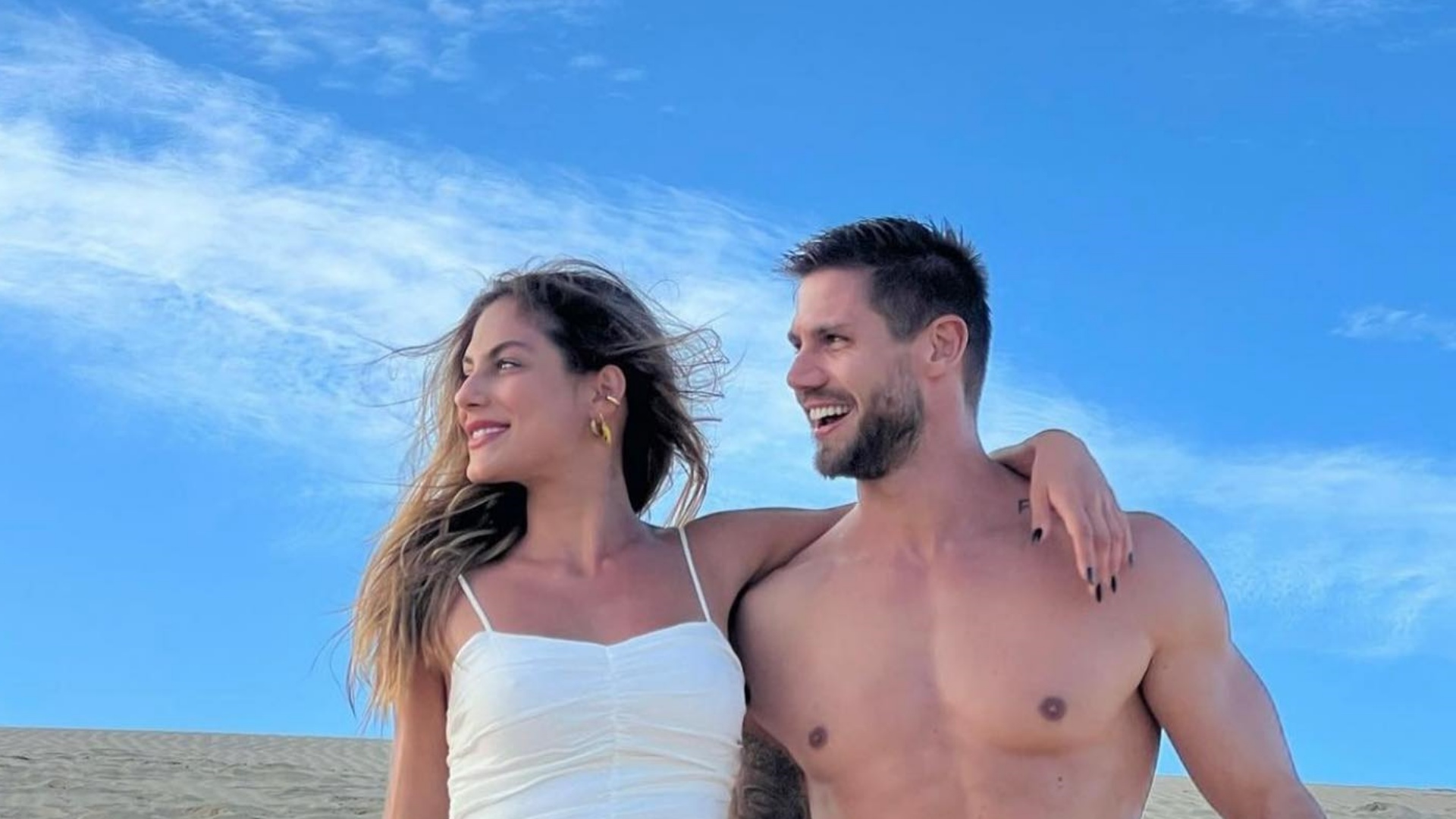 Jonas Sulzbach e Mari Gonzalez exibem corpos sarados em clique romântico