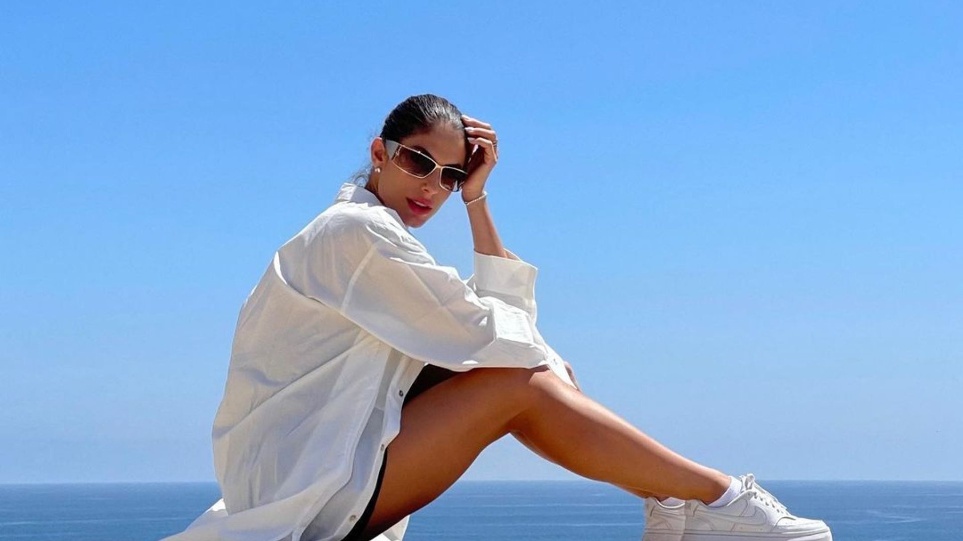 Mari Gonzalez encanta a web com fotos em Nazaré, Portugal: “Paraíso”