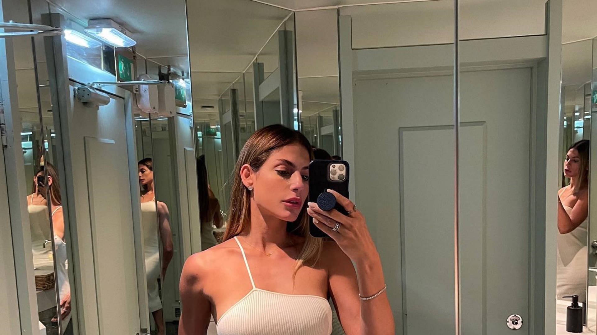 Mari Gonzalez ostenta curvas em vestido branco transparente: ”Uma deusa”