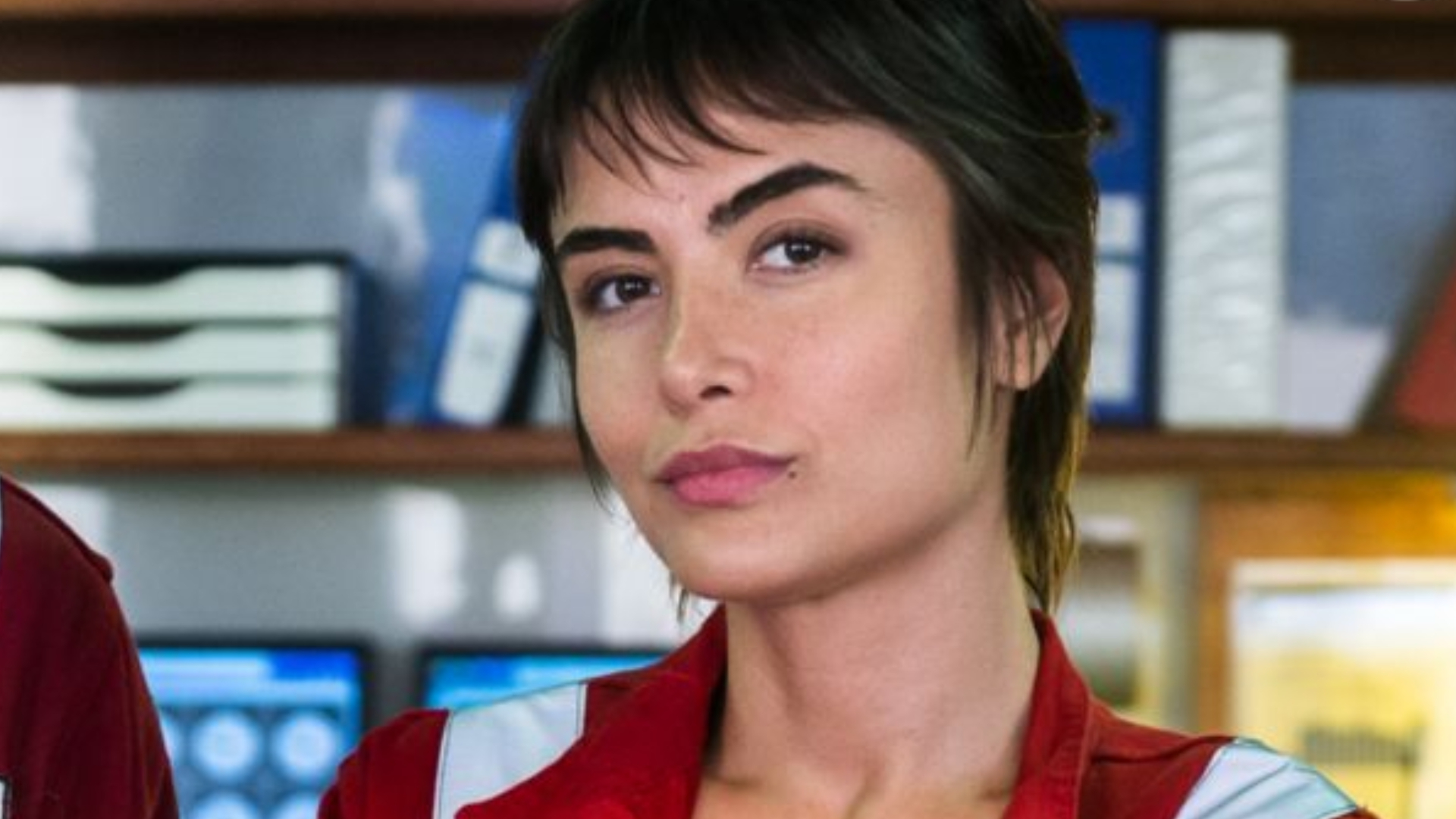 Maria Casadevall fratura o tornozelo e mostra imagem forte de cicatriz