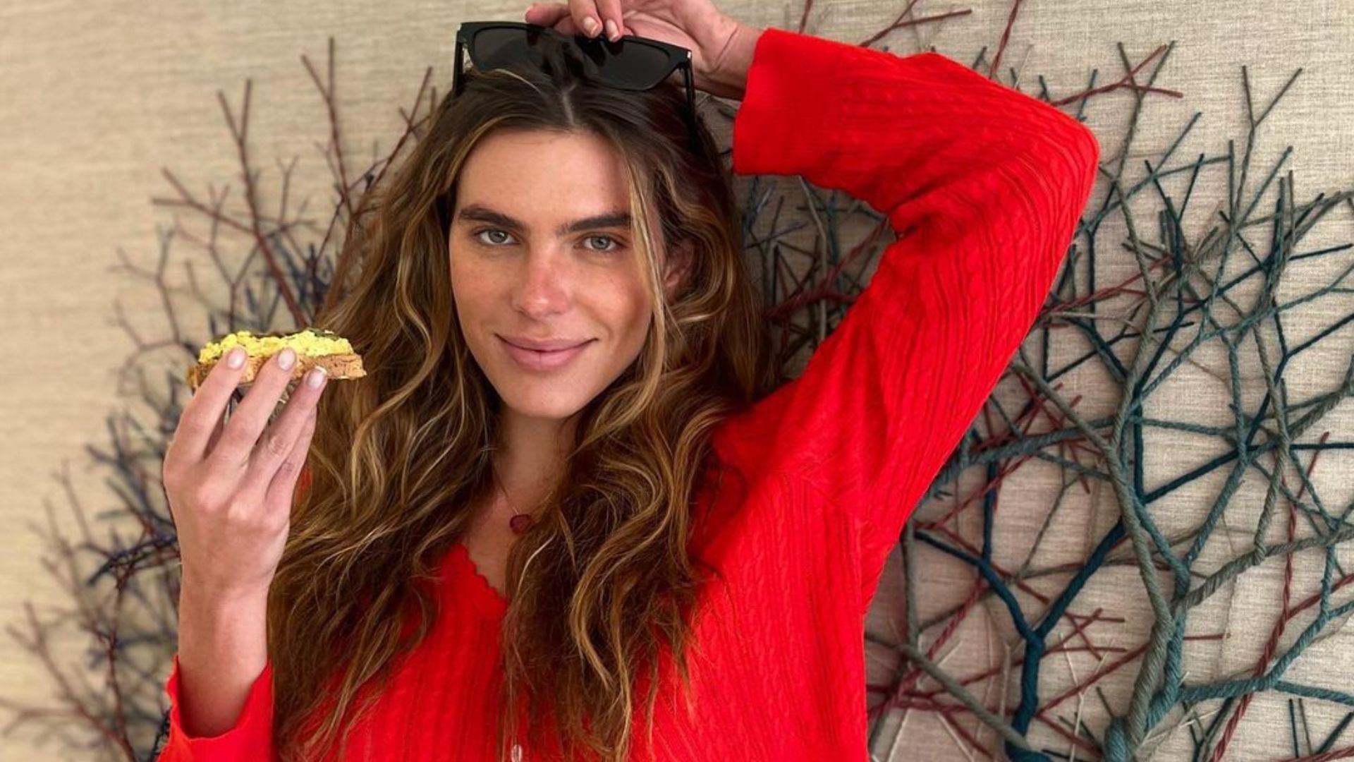 Mariana Goldfarb esbanja beleza em foto com look confortável: “Deusa”