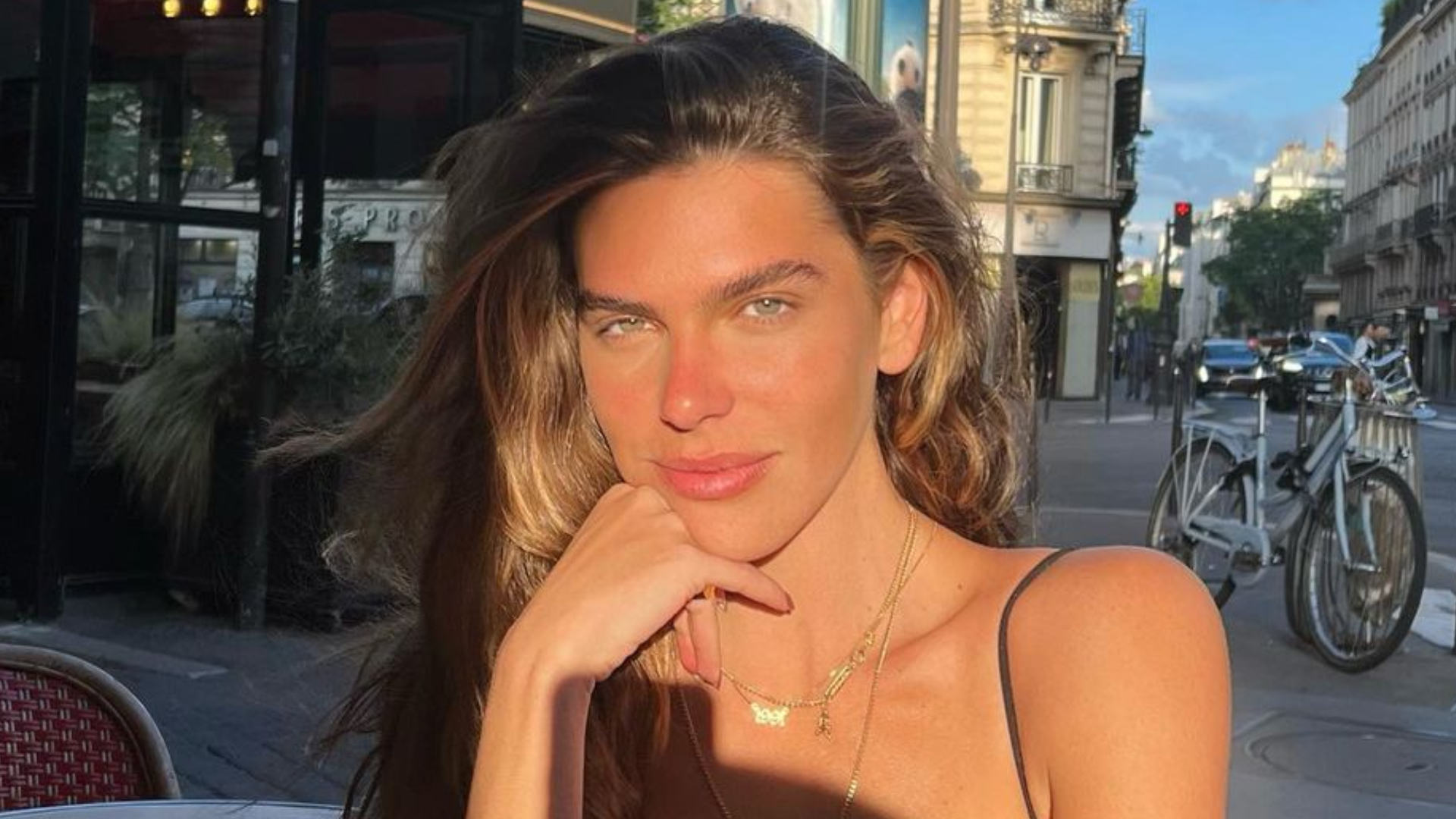 Mariana Goldfarb surge toda produzida em selfie e impressiona: ”Deusa”