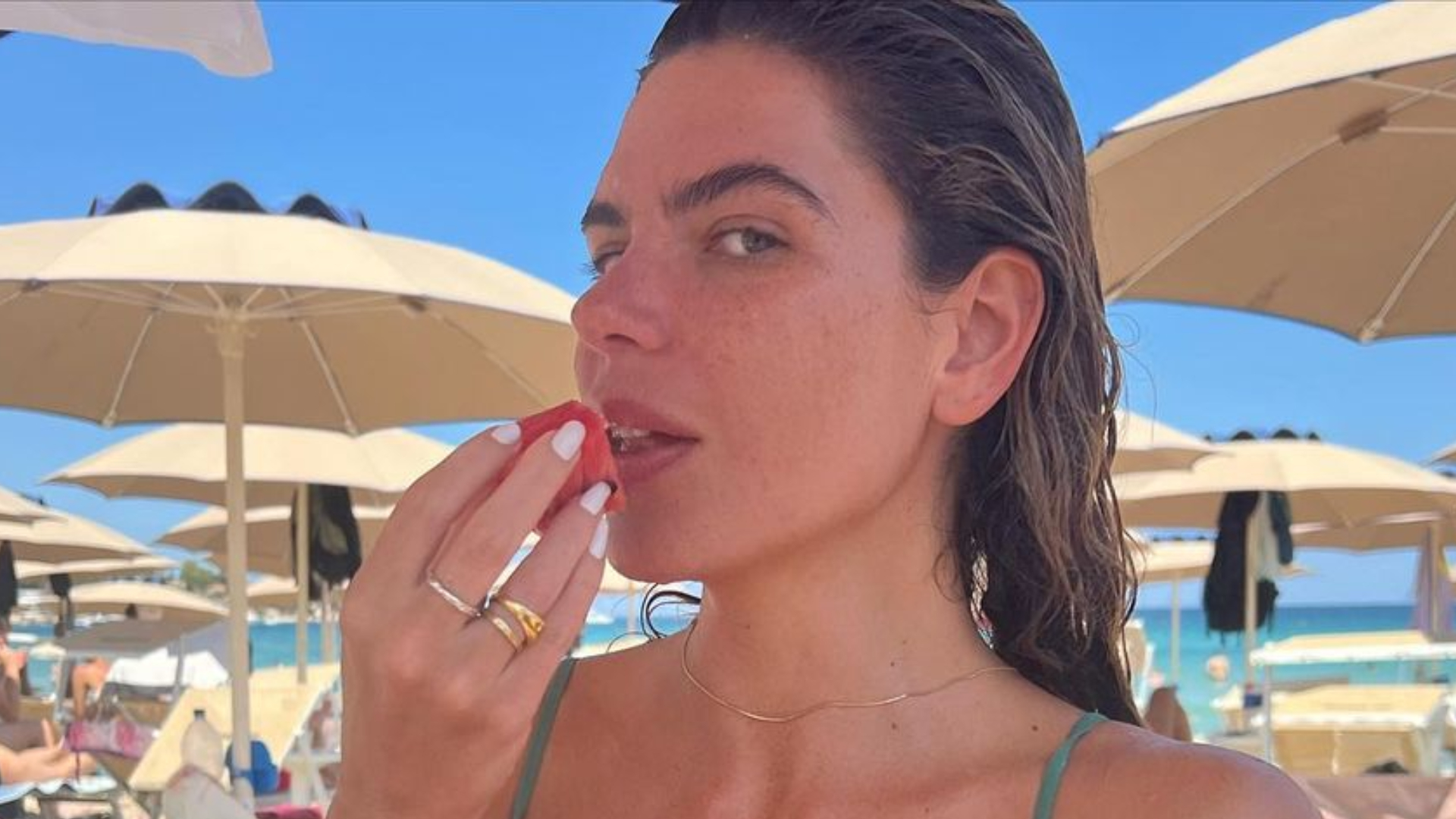 De biquíni, Mariana Goldfarb ostenta corpo sarado na praia