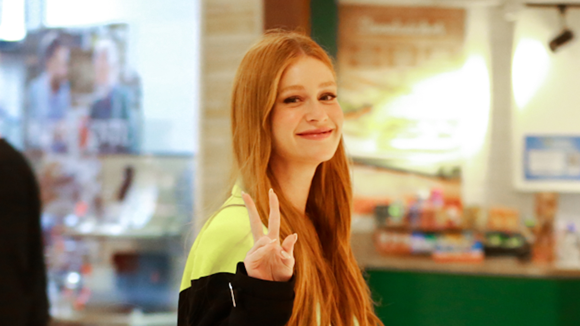Com look decotado, Marina Ruy Barbosa esbanja beleza em shopping