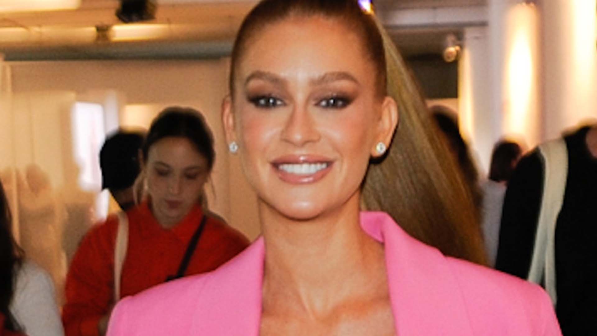Marina Ruy Barbosa deixa a barriga à mostra em novo look
