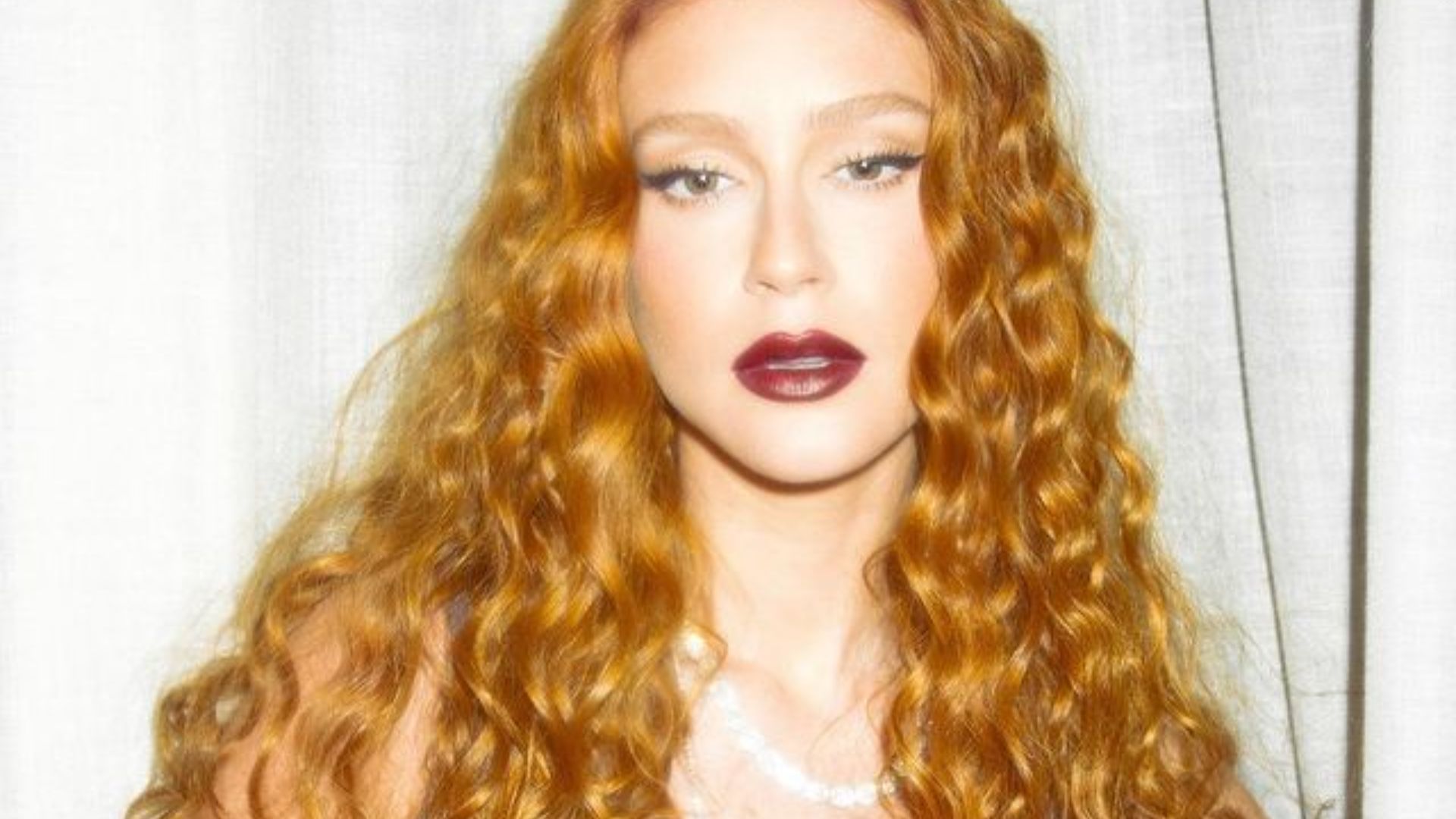 Marina Ruy Barbosa surge deslumbrante ao posar com vestido vinho: “Perfeita”