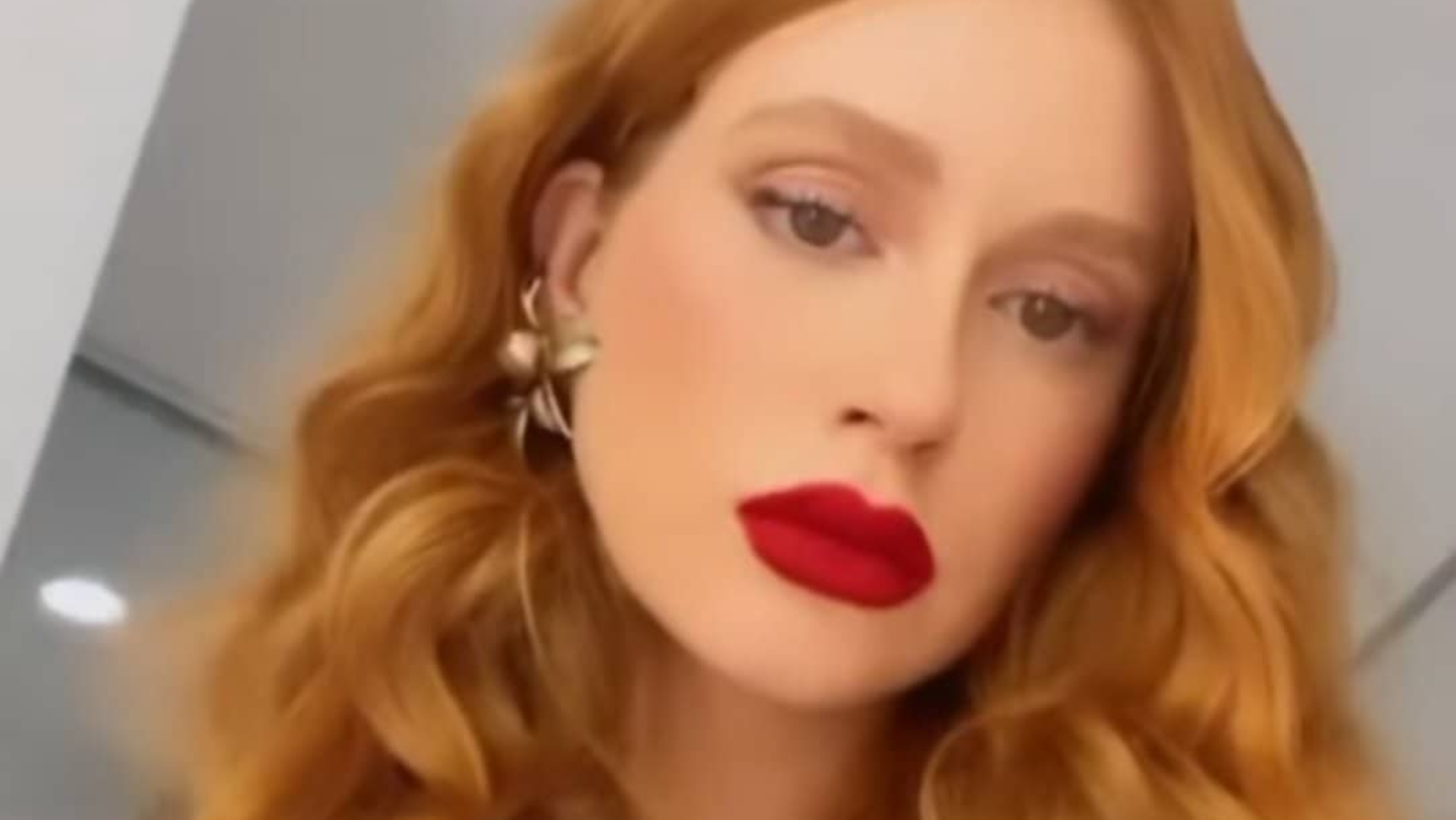 Marina Ruy Barbosa exibe bocão vermelho em vídeo e arranca suspiros: ”Apaixonada”