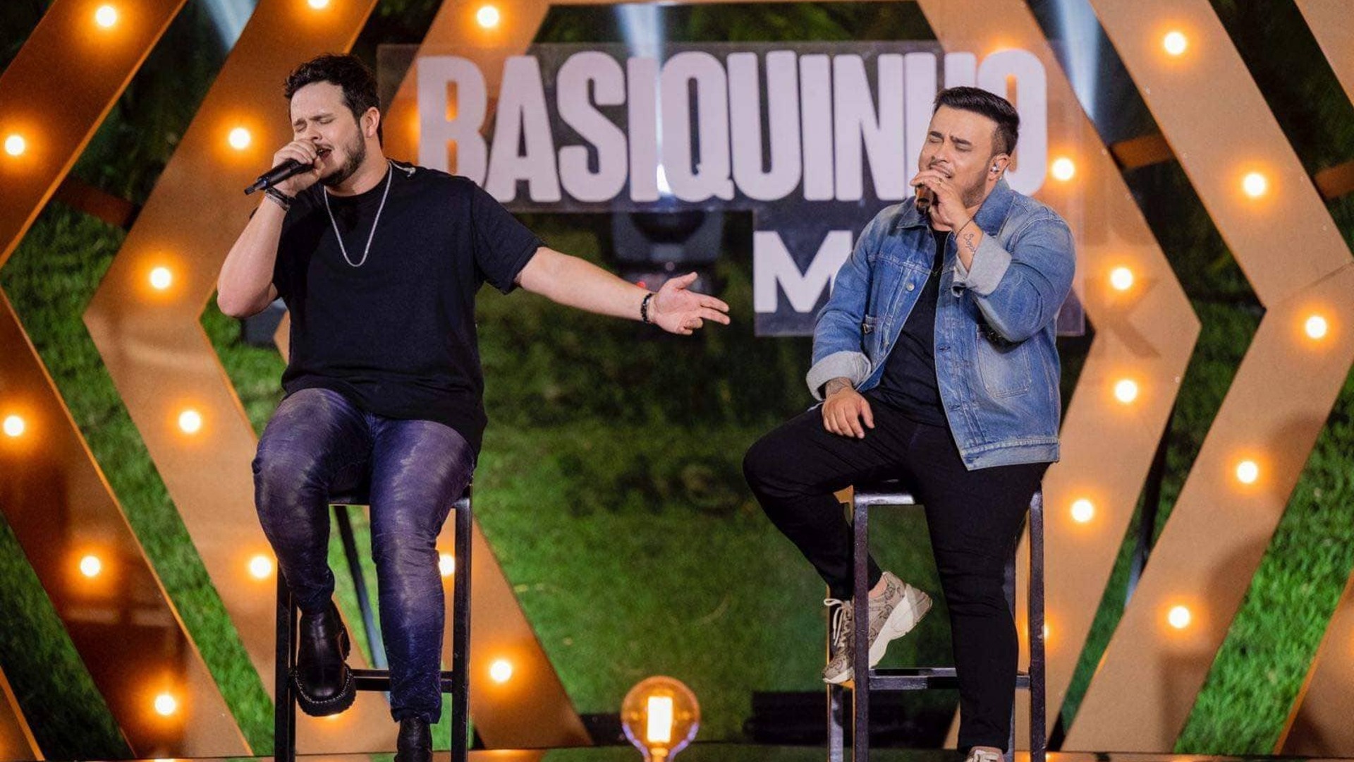 Matheus e Kauan celebram o lançamento da música Basiquinho