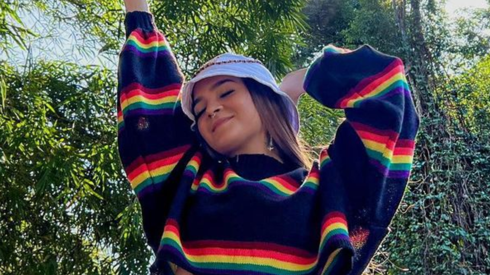De biquíni cavado, Mel Maia exibe cintura fininha em nova foto: ”Renovando as energias”