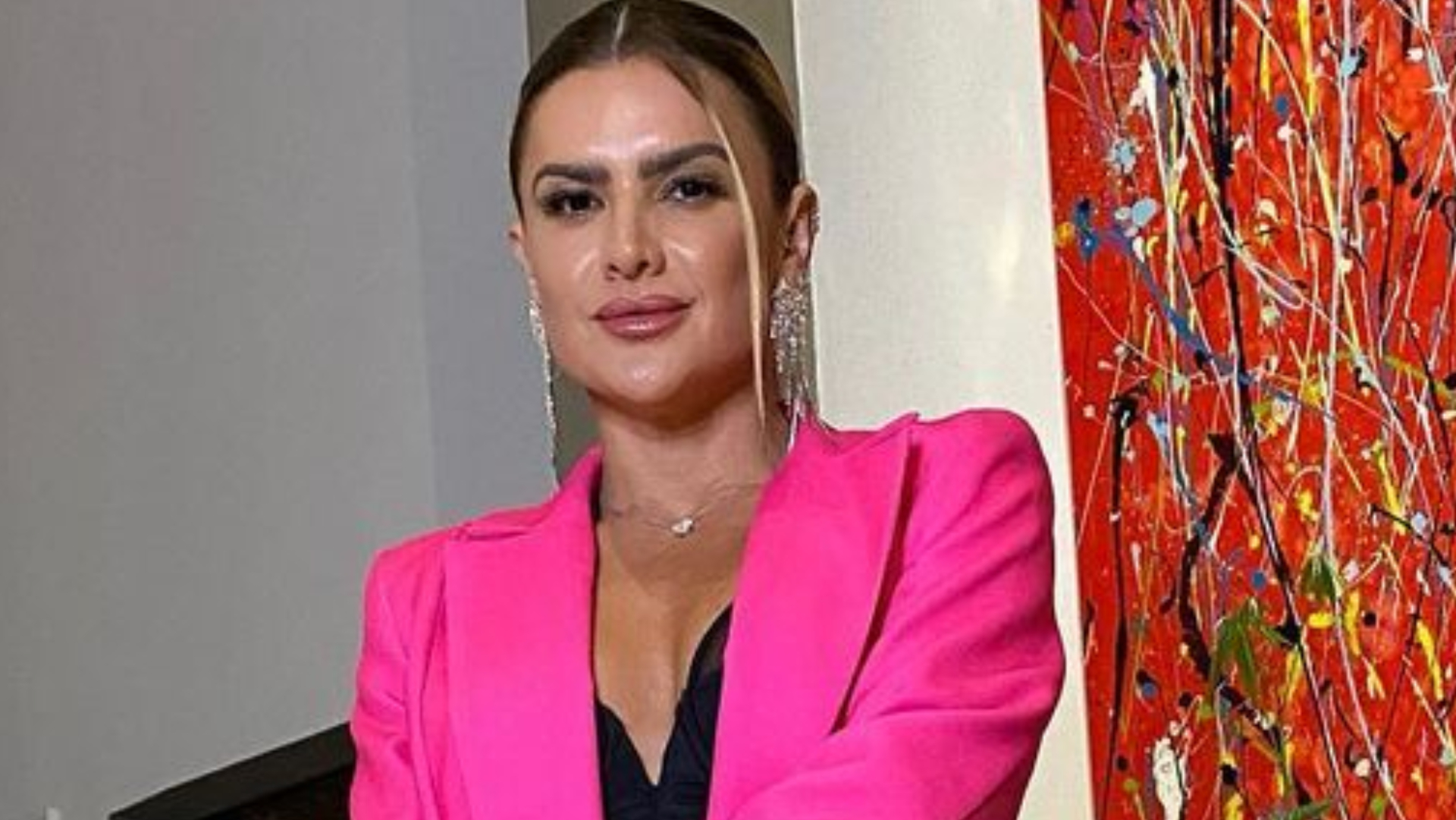 De blazer aberto, Mirella Santos deixa sutiã à mostra e exibe barriga trincada: ”Gatíssima”
