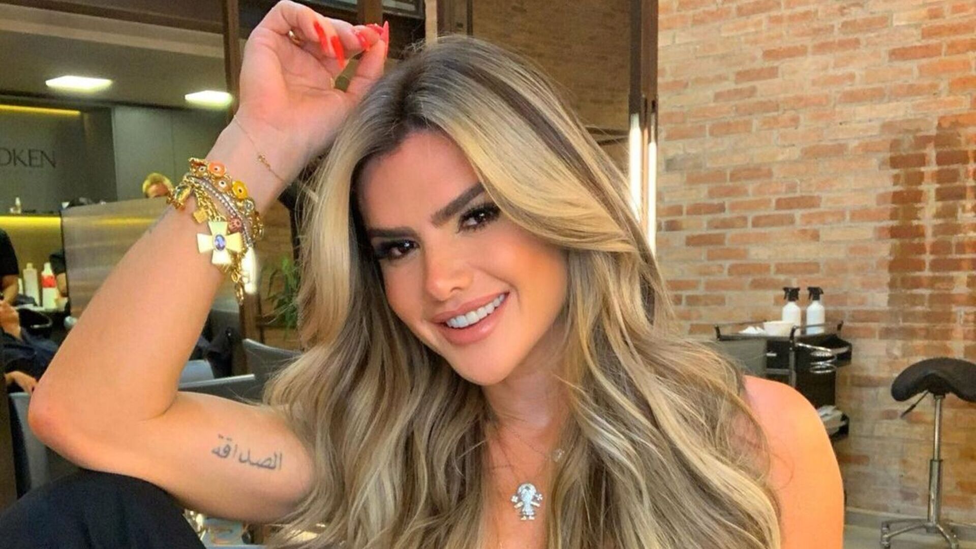 Filha de Mirella Santos rouba a cena em selfie mandando beijo