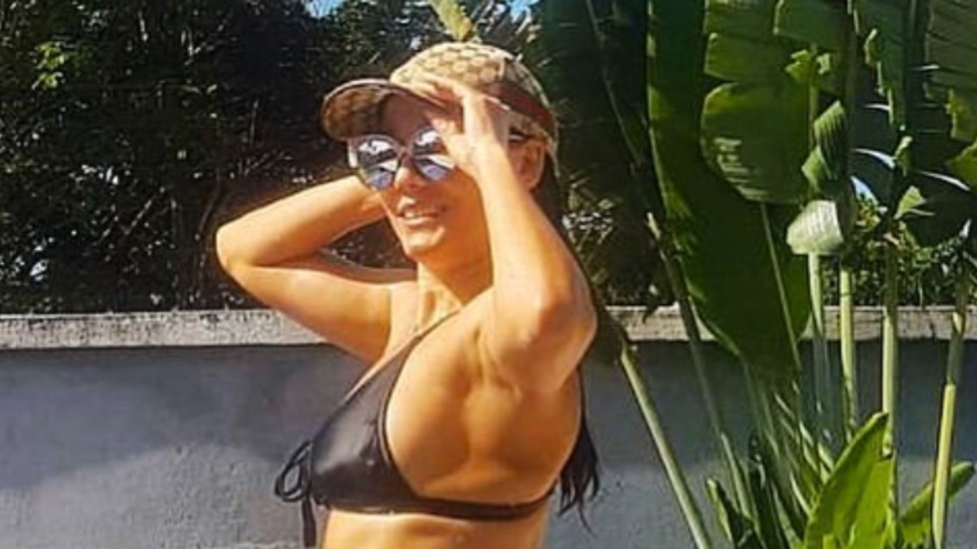 De biquíni, Mônica Carvalho exibe corpo sarado em dia na piscina: “Que espetáculo”