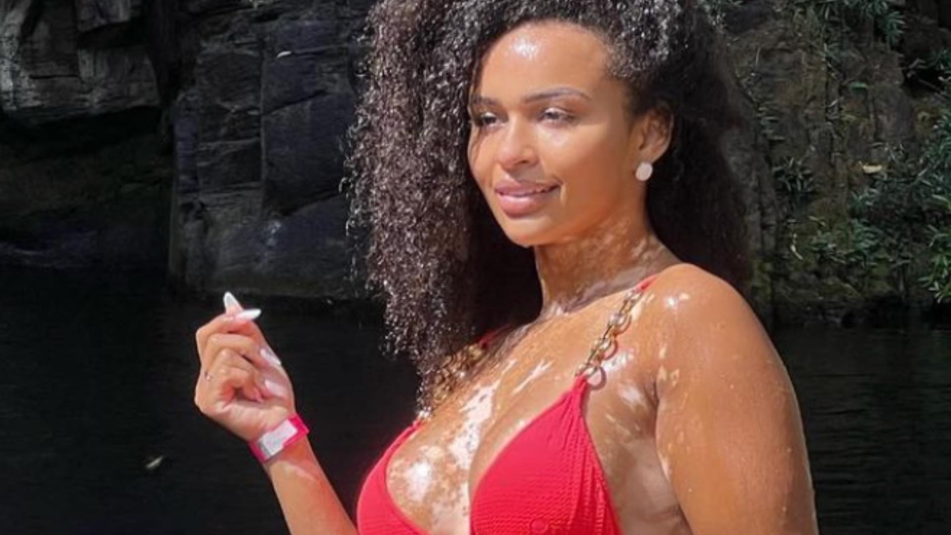 Ex-BBB Natália Deodato exibe corpaço fora do comum ao posar de biquíni vermelho: “Maravilhosa”