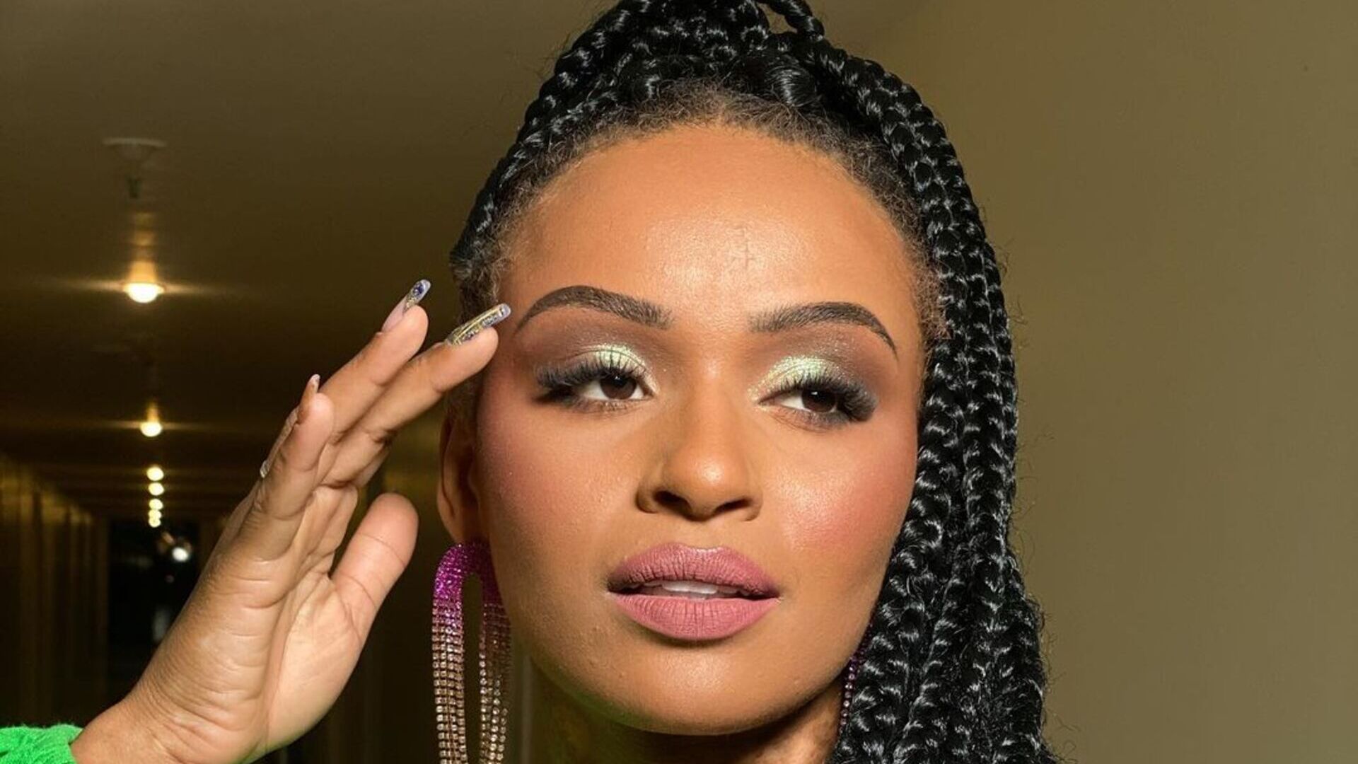 De top e saia de ginástica, ex-BBB Natália Deodato exibe corpaço ao dançar