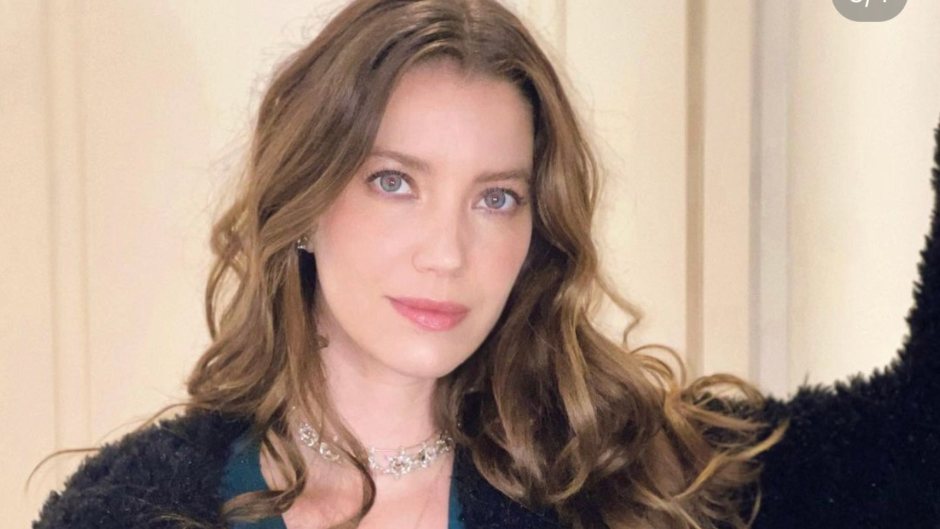 Nathalia Dill surge deslumbrante em vestido decotado e com fenda