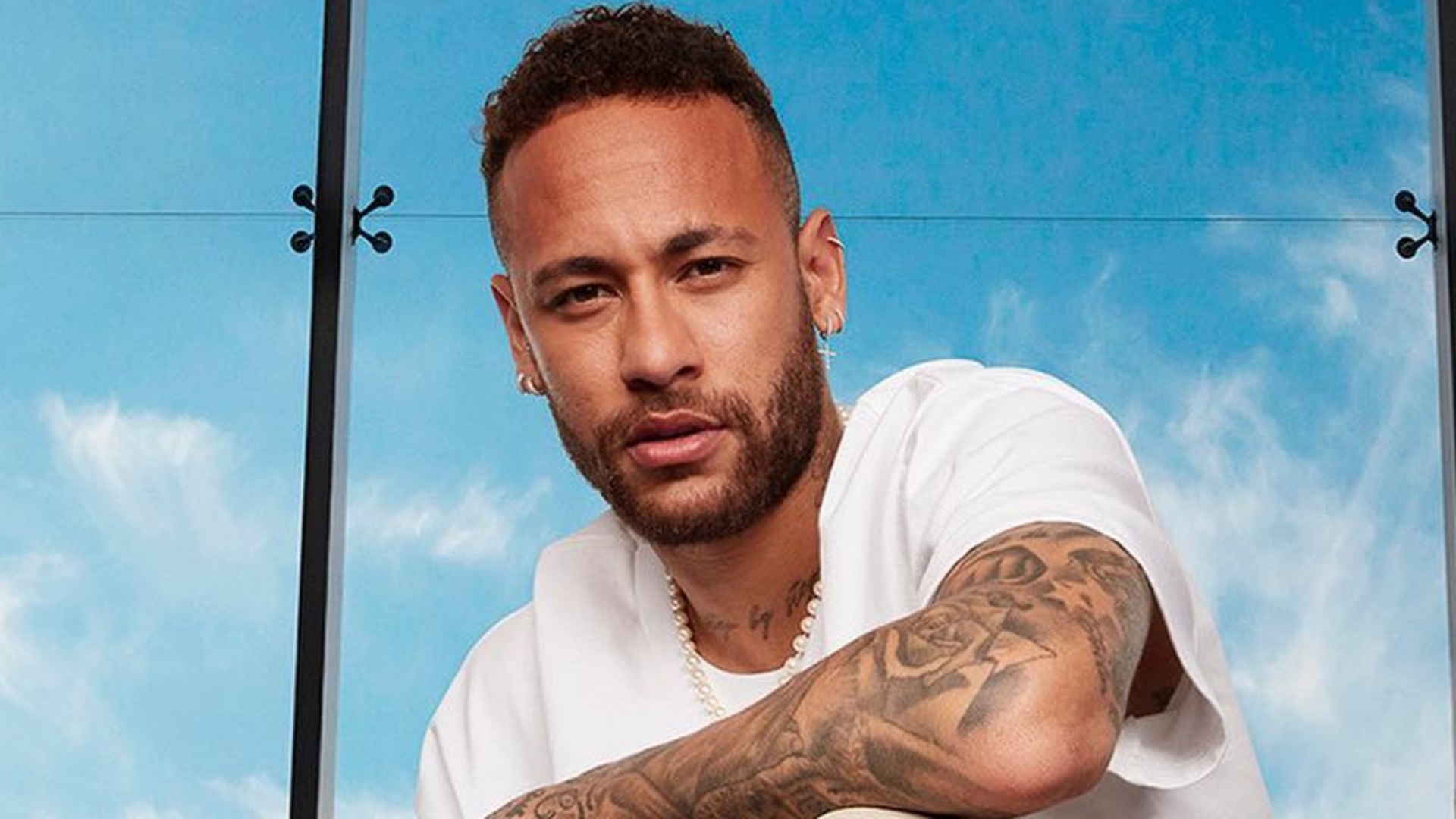 Neymar impressiona ao chutar bola e acertar cesta de basquete: “Gênio”