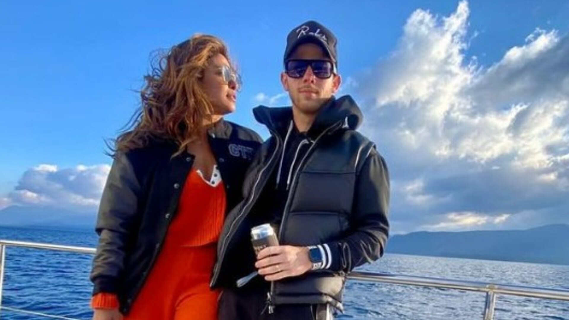 Nick Jonas posa ao lado da esposa Priyanka Chopra em foto poderosa