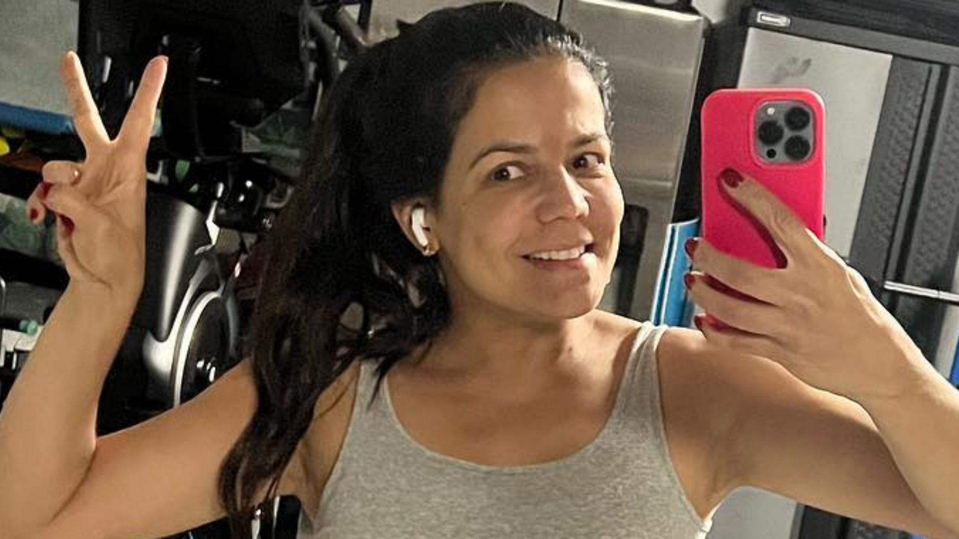 Aos 48 anos, Nivea Stelmann exibe barriga sarada durante treino na academia: “No foco”