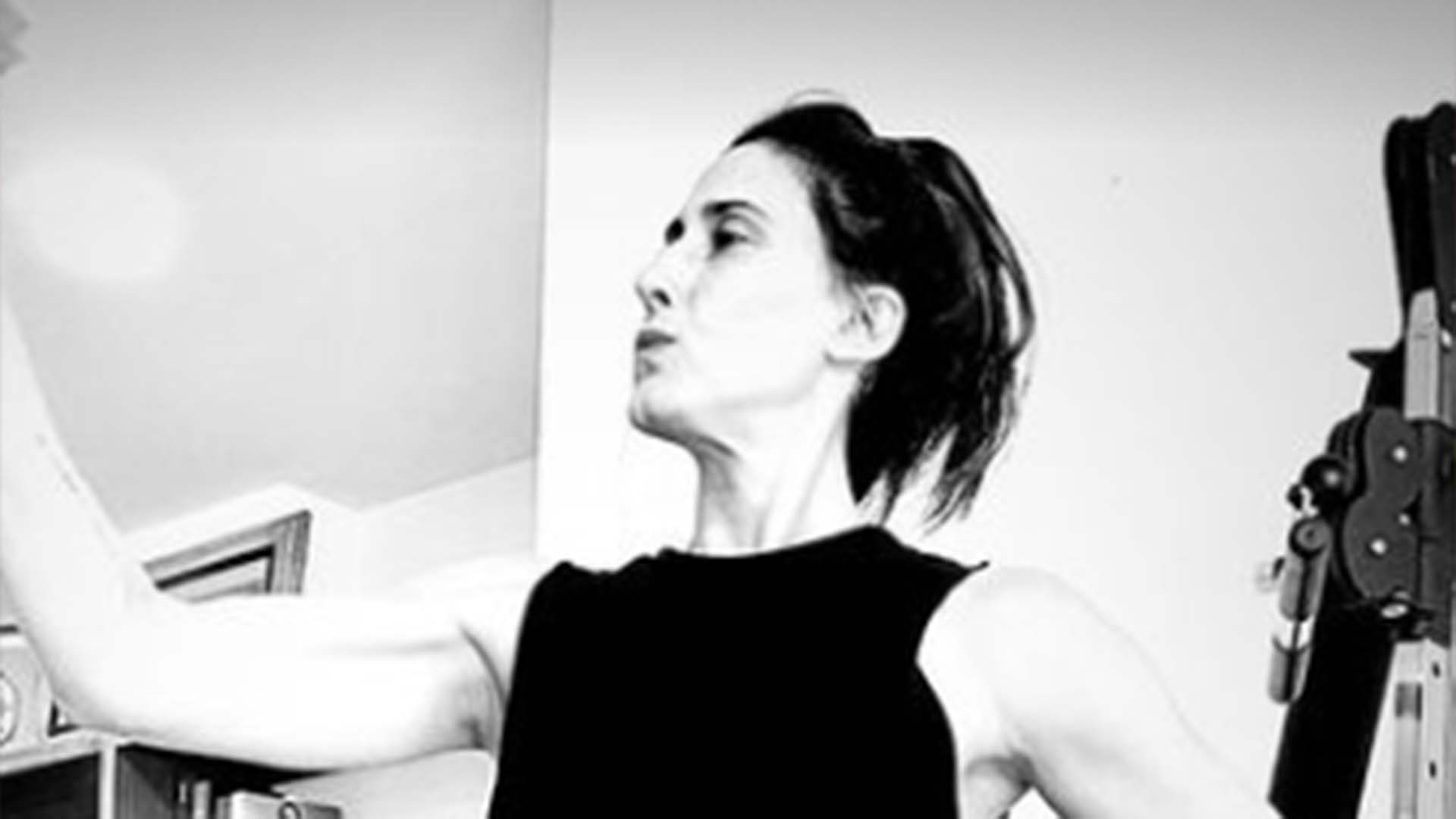 Paola Carosella surge com a barriga de fora na academia