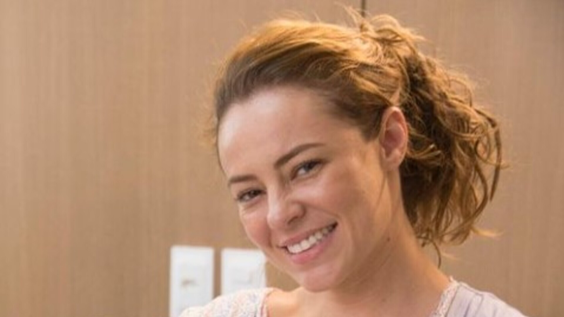 Paolla Oliveira aparece com bebê no colo em fotos nos bastidores de novo filme
