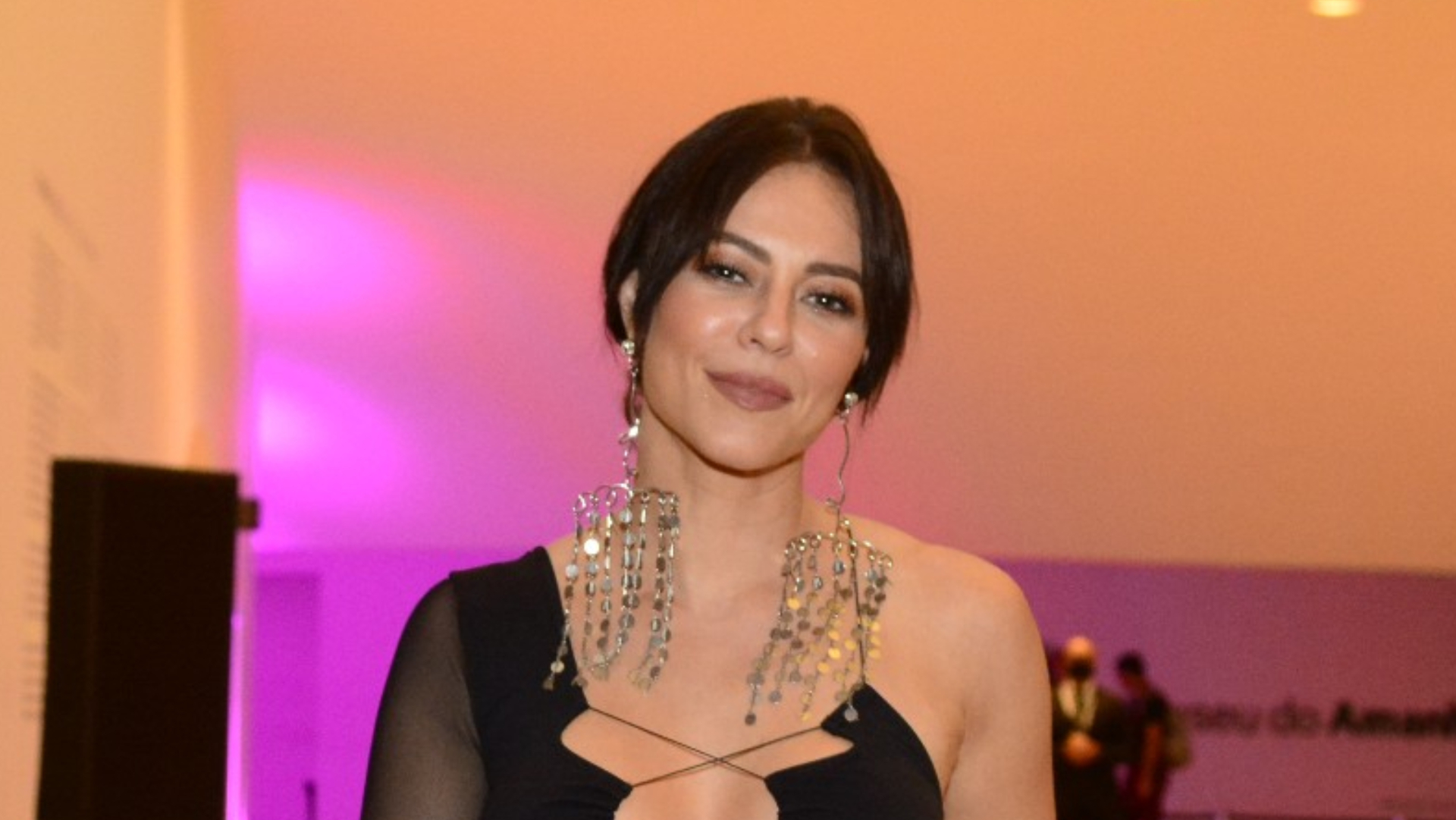 Paolla Oliveira causa ao surgir arrasadora com body transparente e decotado