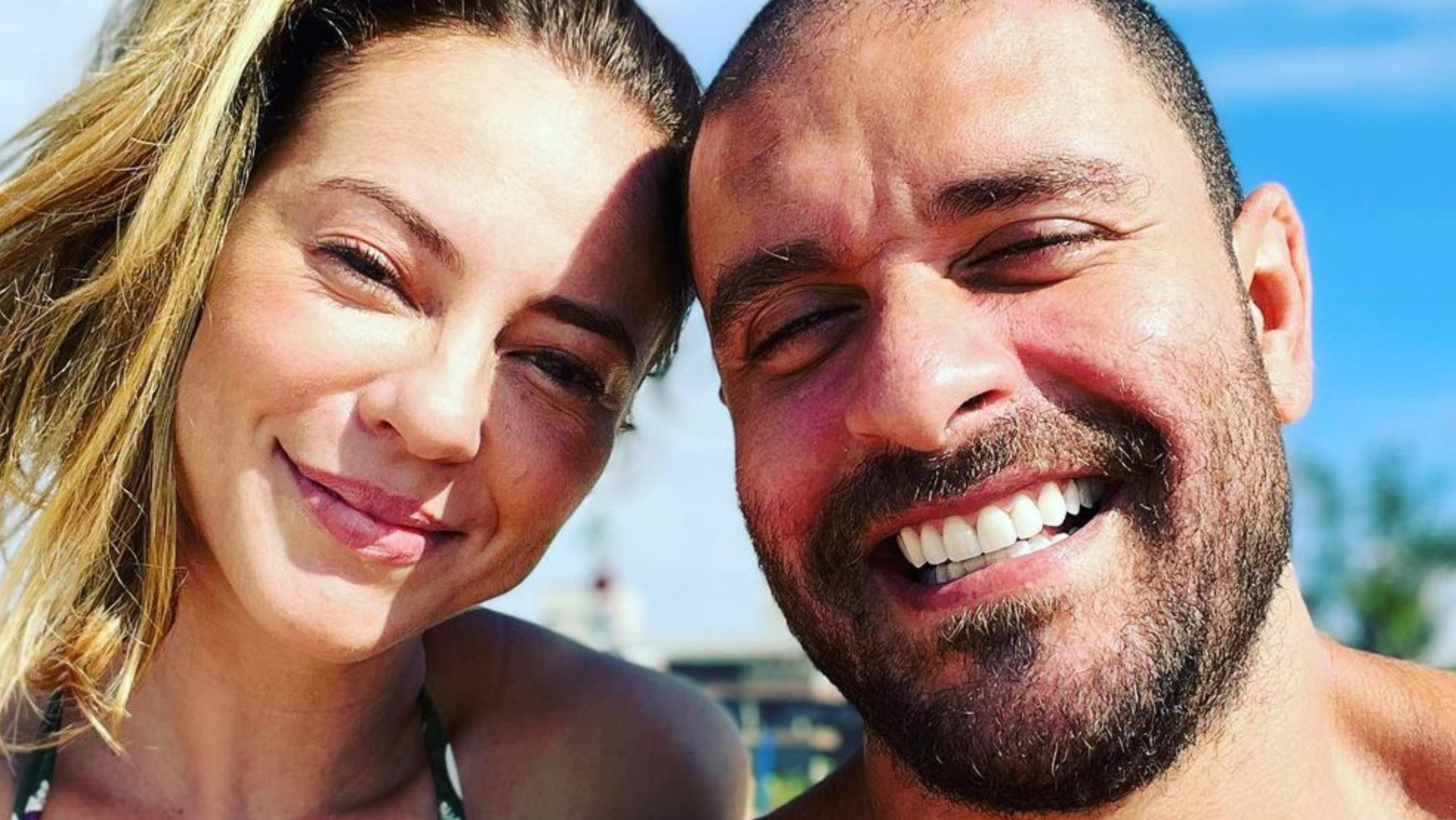 Sorridente, Paolla Oliveira surge coladinha com Diogo Nogueira: ”Domingo é dia”