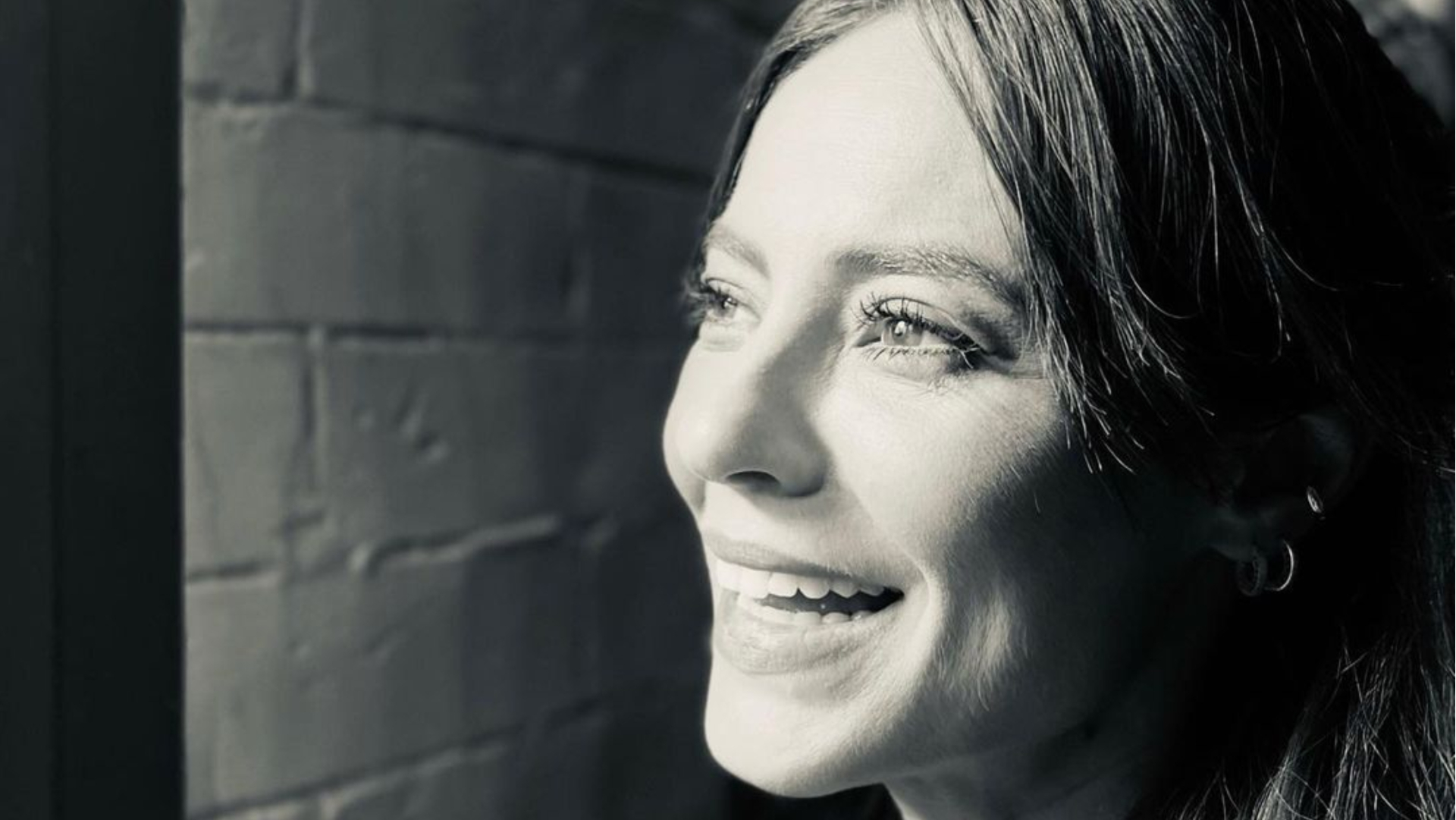 Paolla Oliveira esbanja beleza natural em fotos diferentes e impressiona: ”Linda”