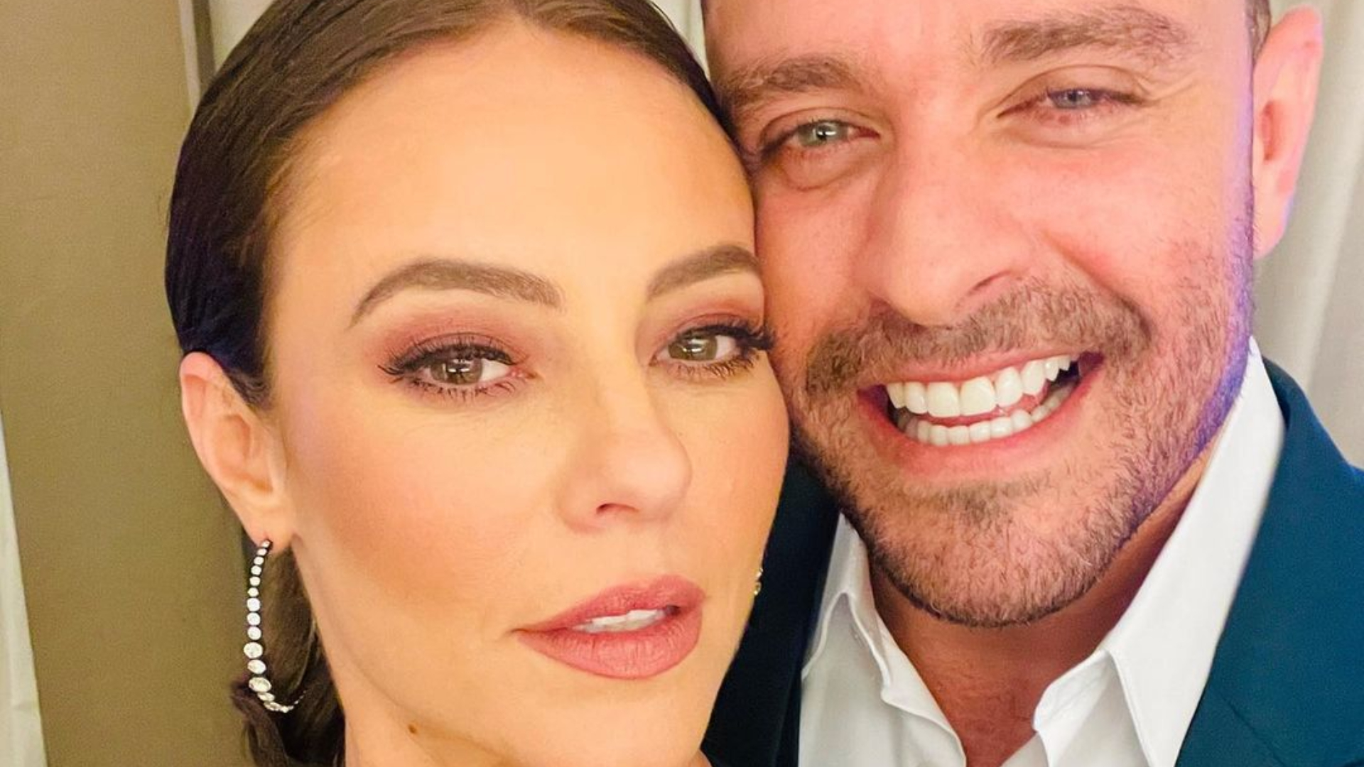 Com look poderosíssimo, Paolla Oliveira curte casamento com Diogo Nogueira
