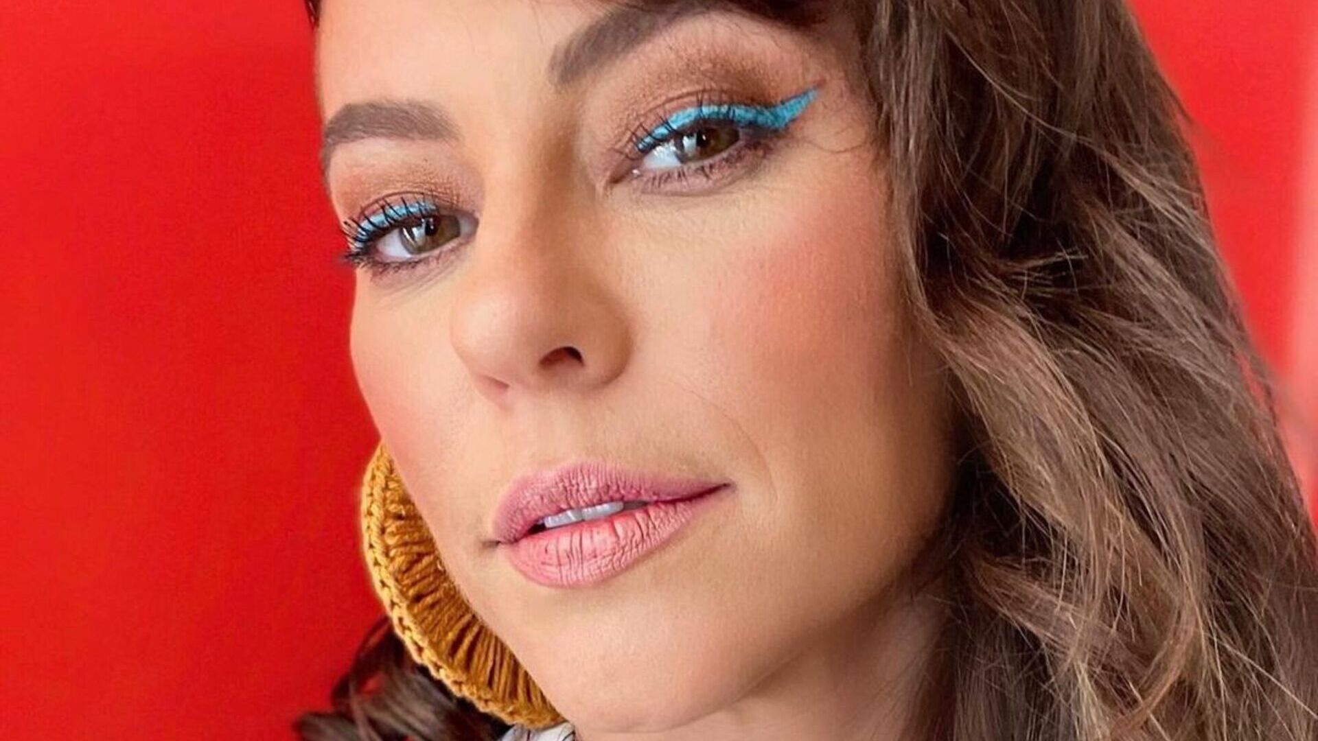 Paolla Oliveira exibe beleza deslumbrante ao apostar em maquiagem colorida