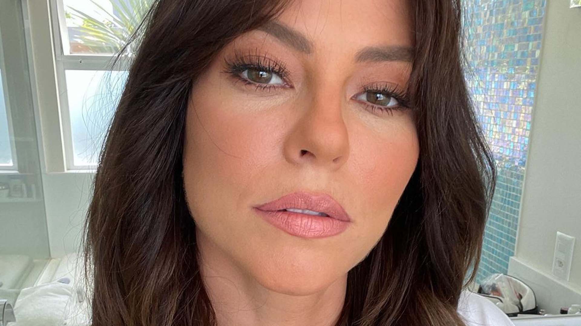 Paolla Oliveira arrasa ao fazer montagem com fotos de biquíni e looks ousados
