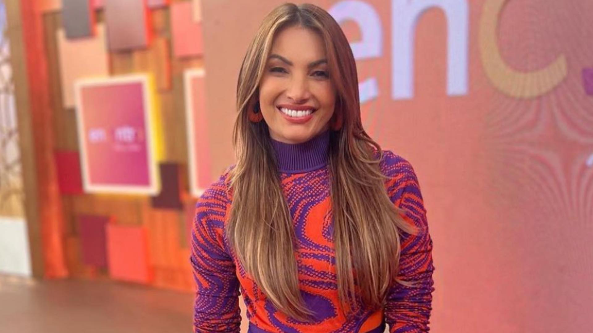 Patrícia Poeta aposta em look colorido para apresentar o ‘Encontro’