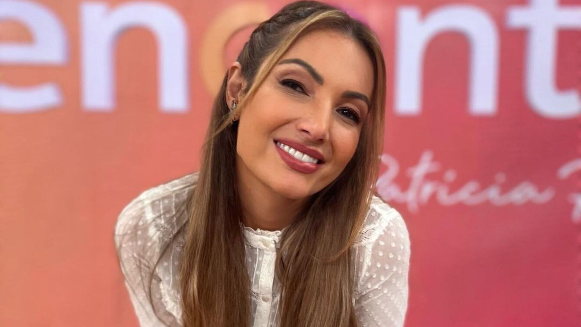 Patrícia Poeta surge deslumbrante em look discreto e comportado